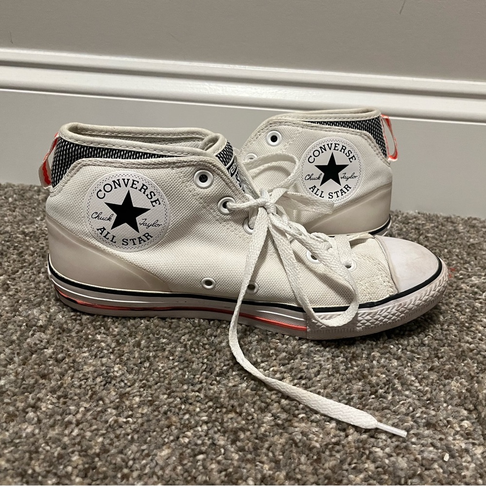 Converse Chuck Taylor All Star High Top Sneakers. Size 7-Women, 5-Men. Like new.